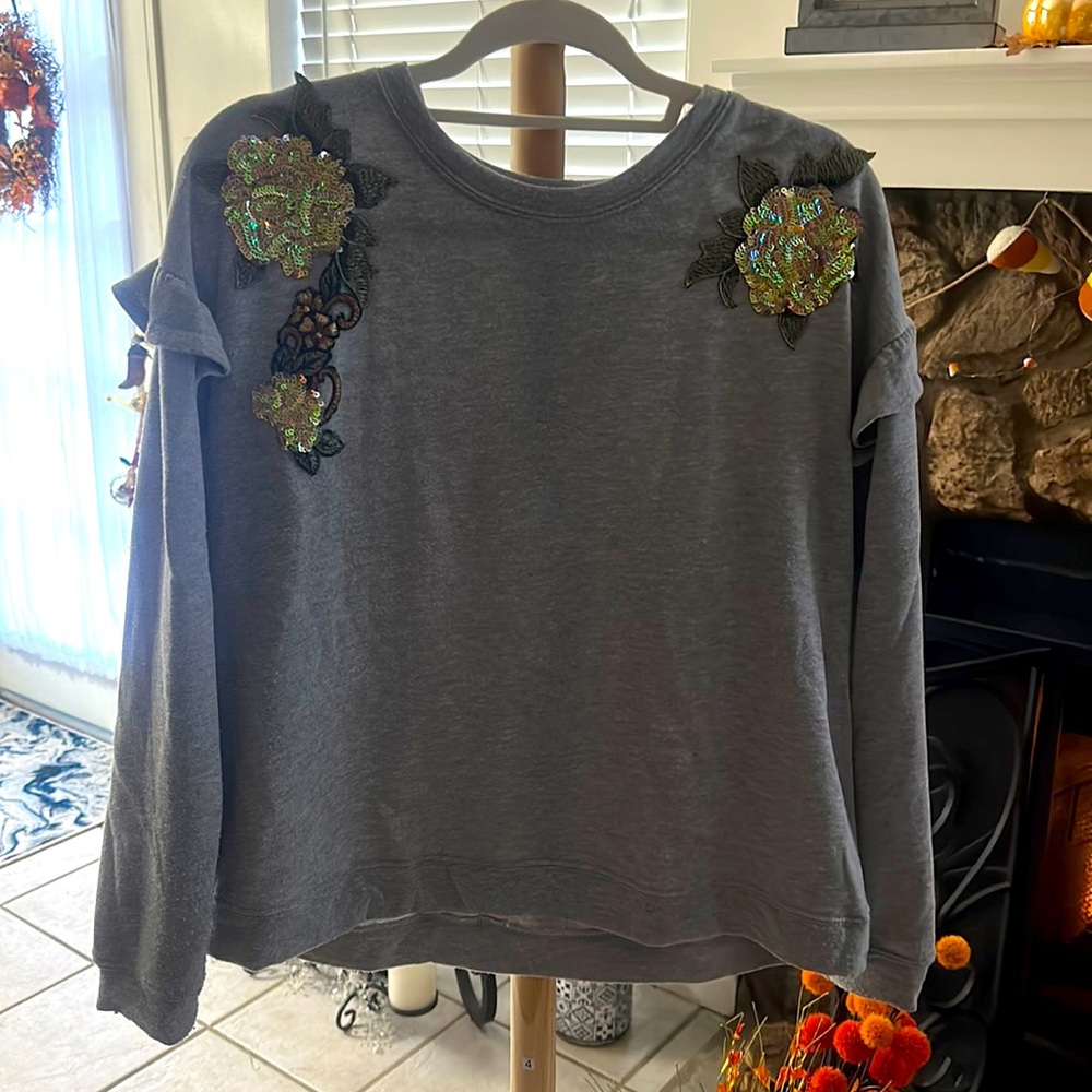 Grey, embossed sweatshirt